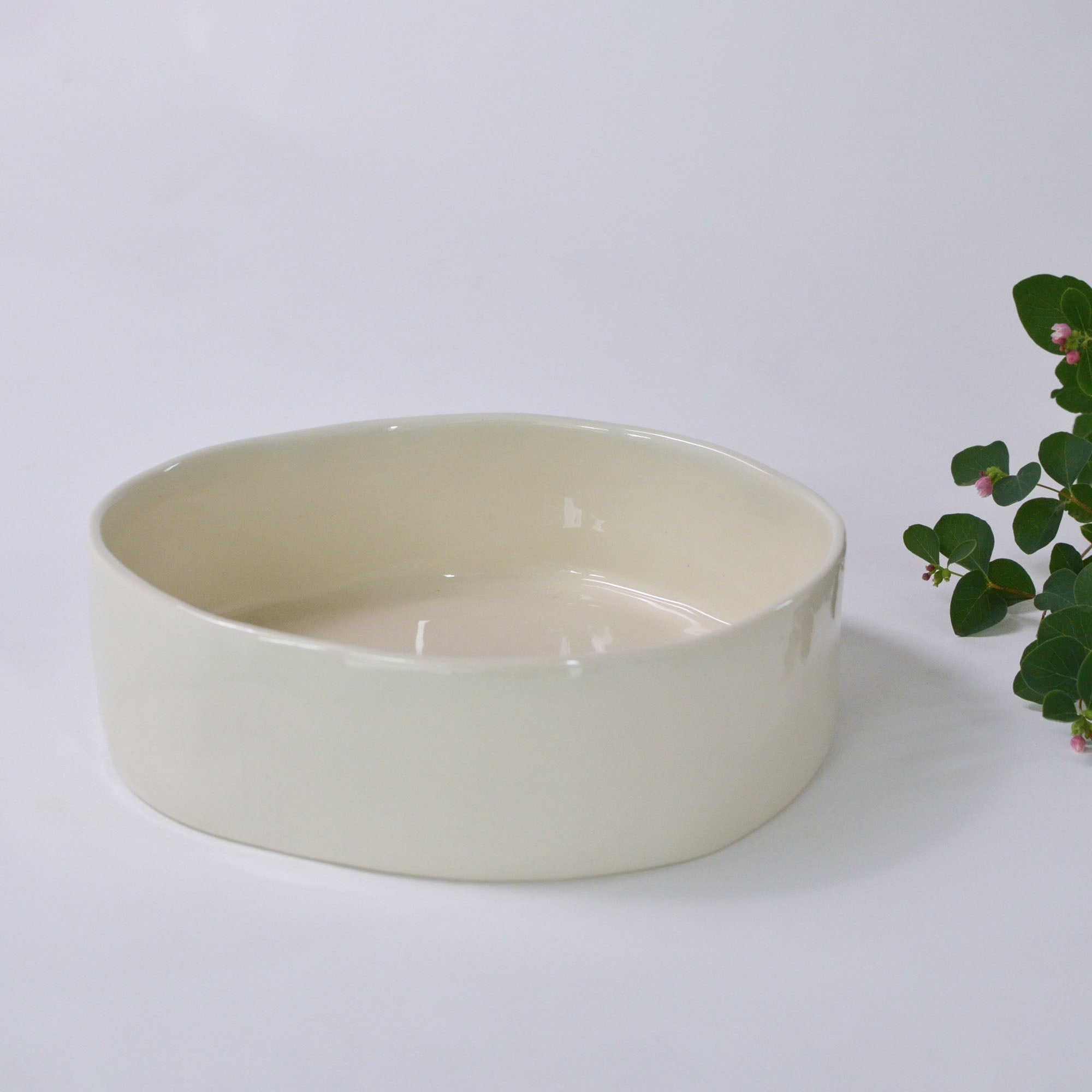 White collection - Round deep serving bowl | Rim (8cm)