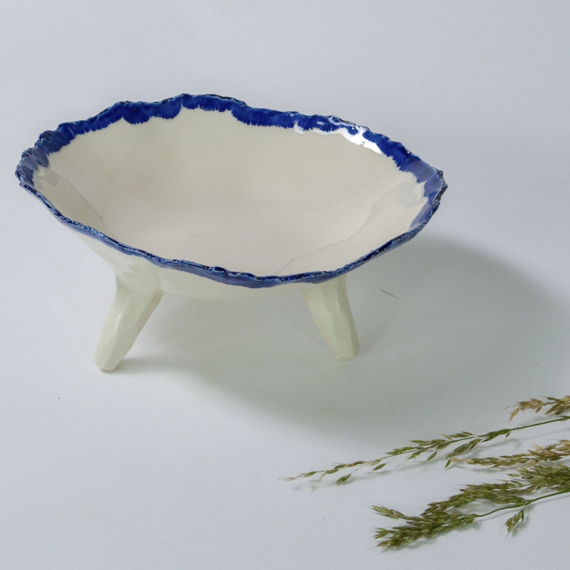 Salad bowl on legs | Blue rim