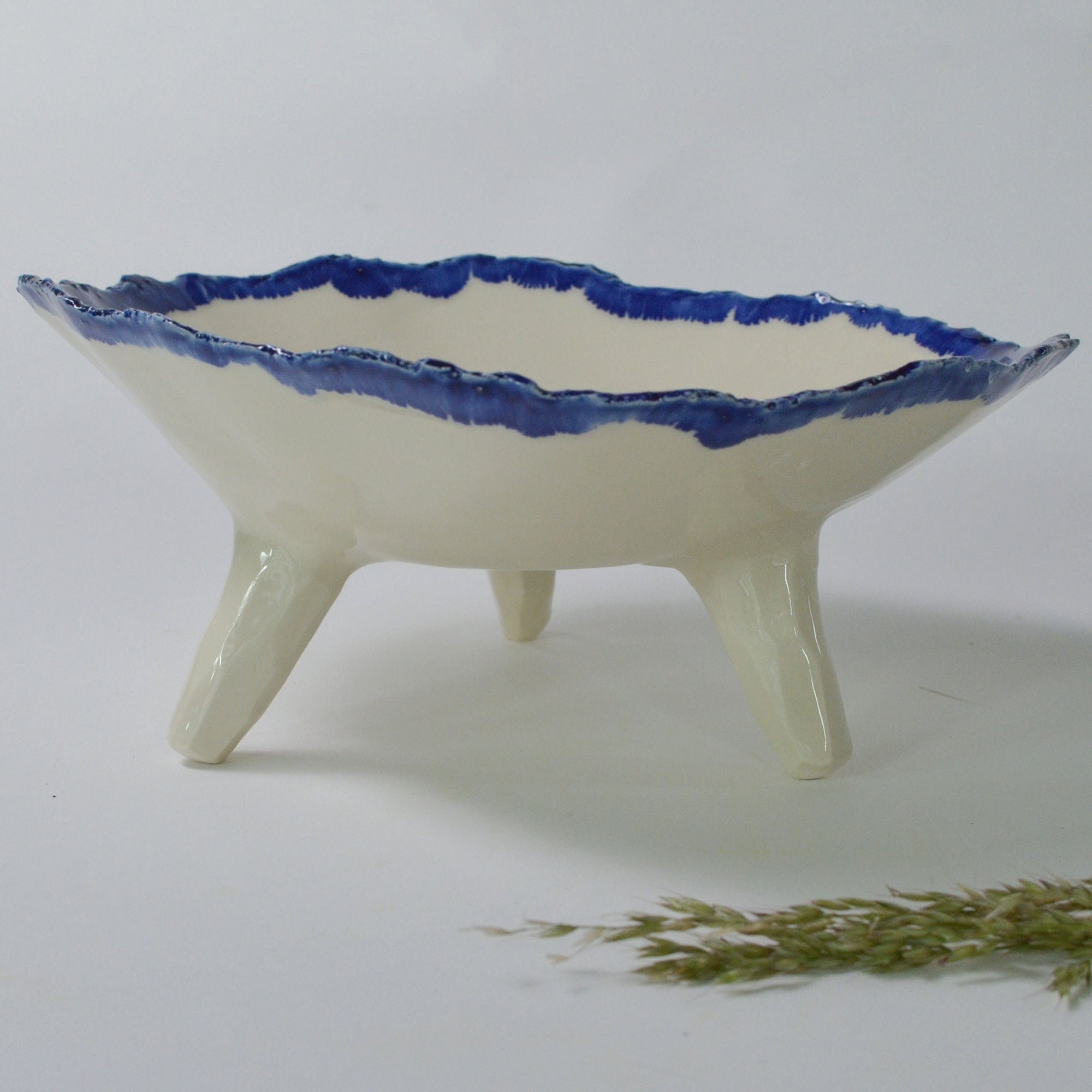 Salad bowl on legs | Blue rim