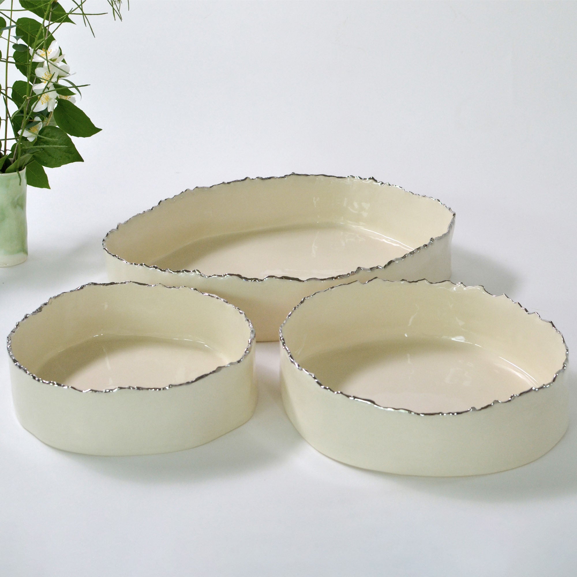 Elongated deep serving bowl | Gold rim (8cm) - 32/20 cm