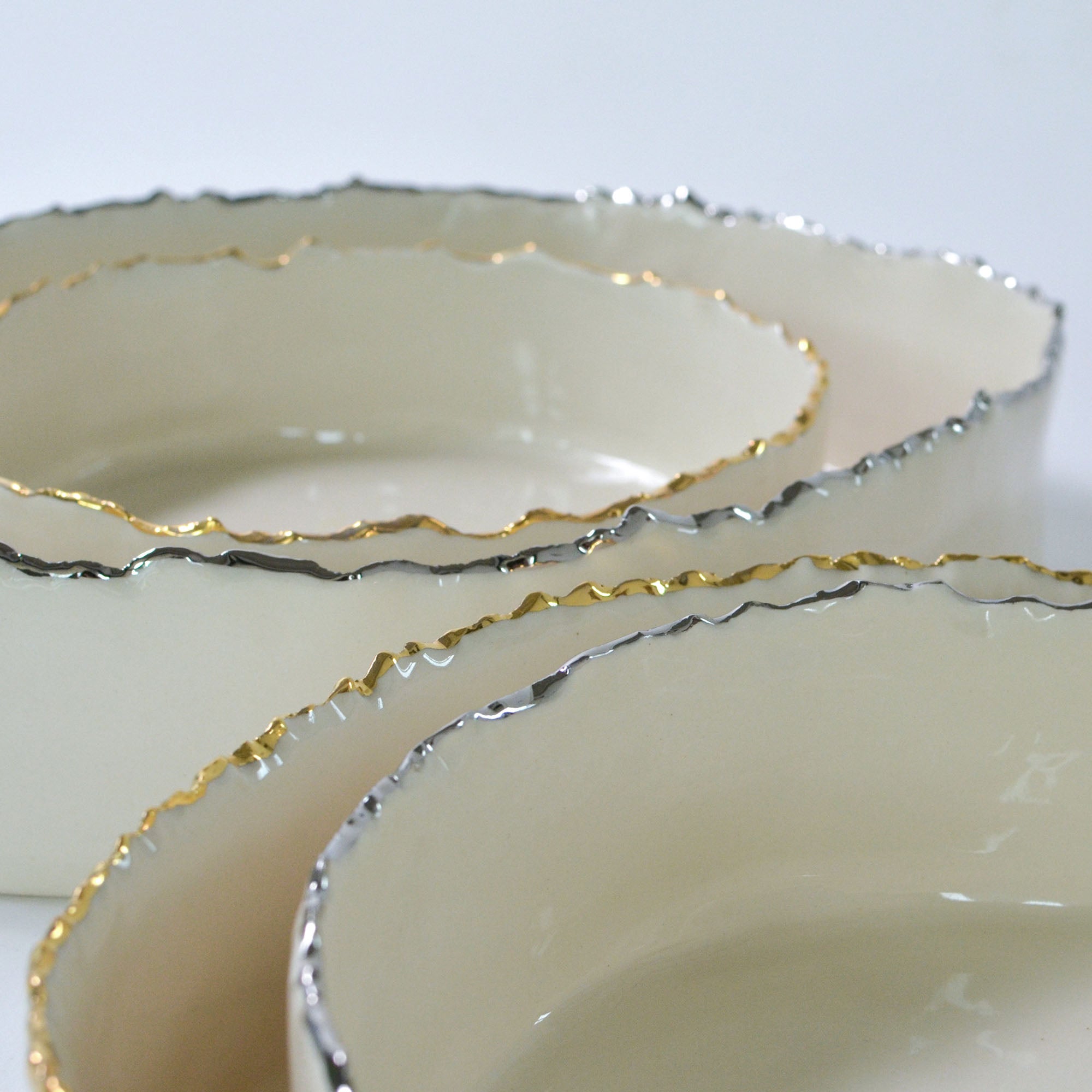 Elongated deep serving bowl | Gold rim (8cm) - 32/20 cm