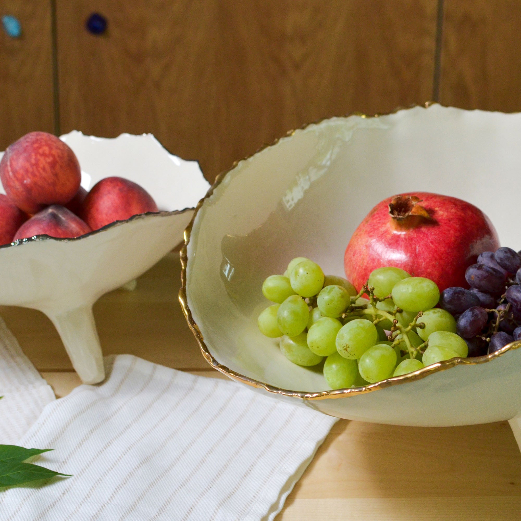 Salad bowl on legs | Gold rim