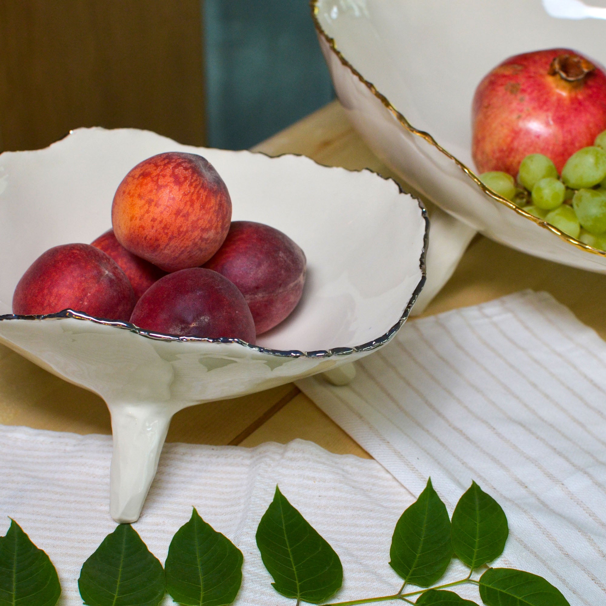 Salad bowl on legs | Silver rim